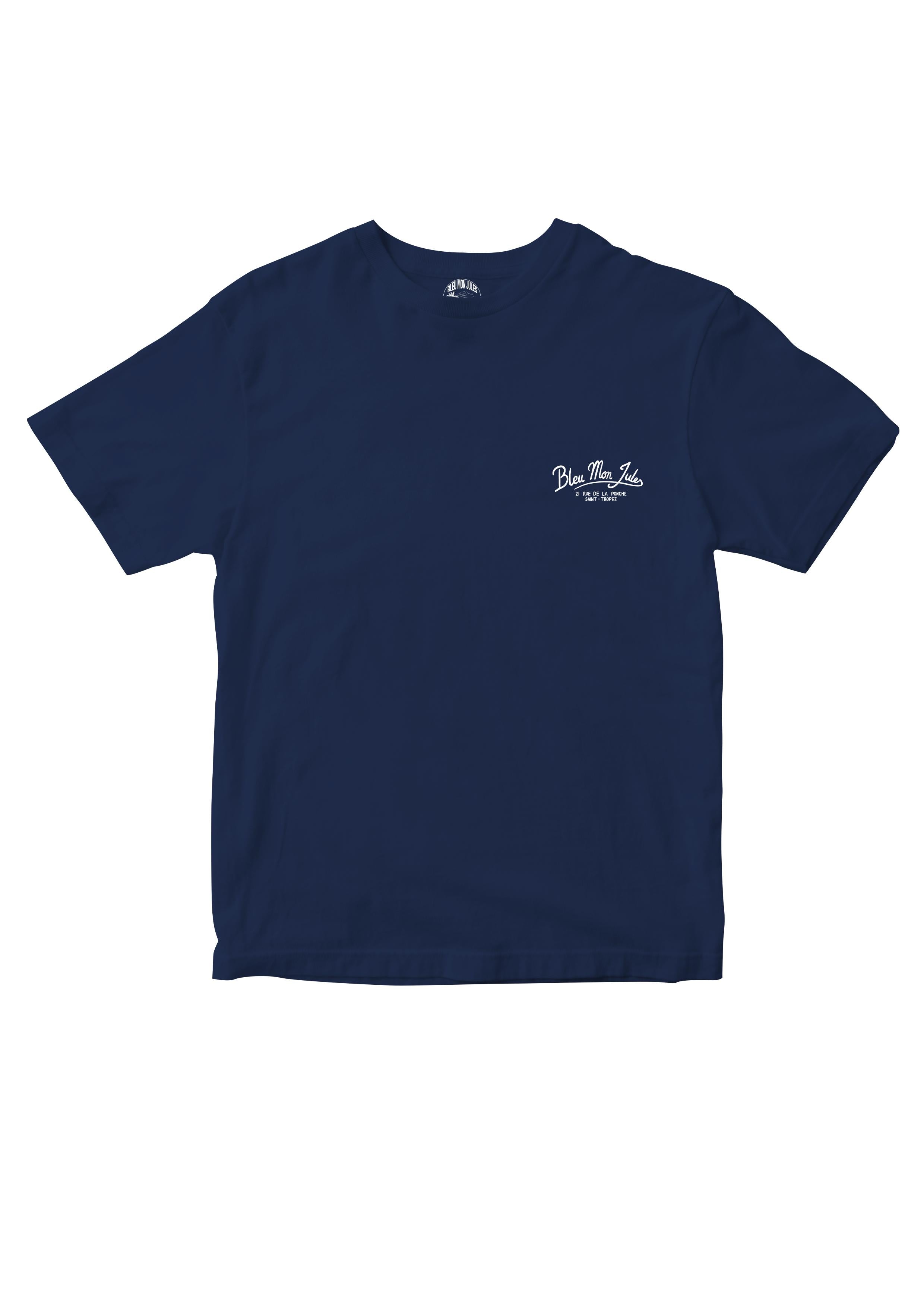 T-shirt bleu marine Bleu mon Jules – logo poitrine – Vue avant du t-shirt avec petit logo voilier brodé côté cœur, style marin discret et intemporel.