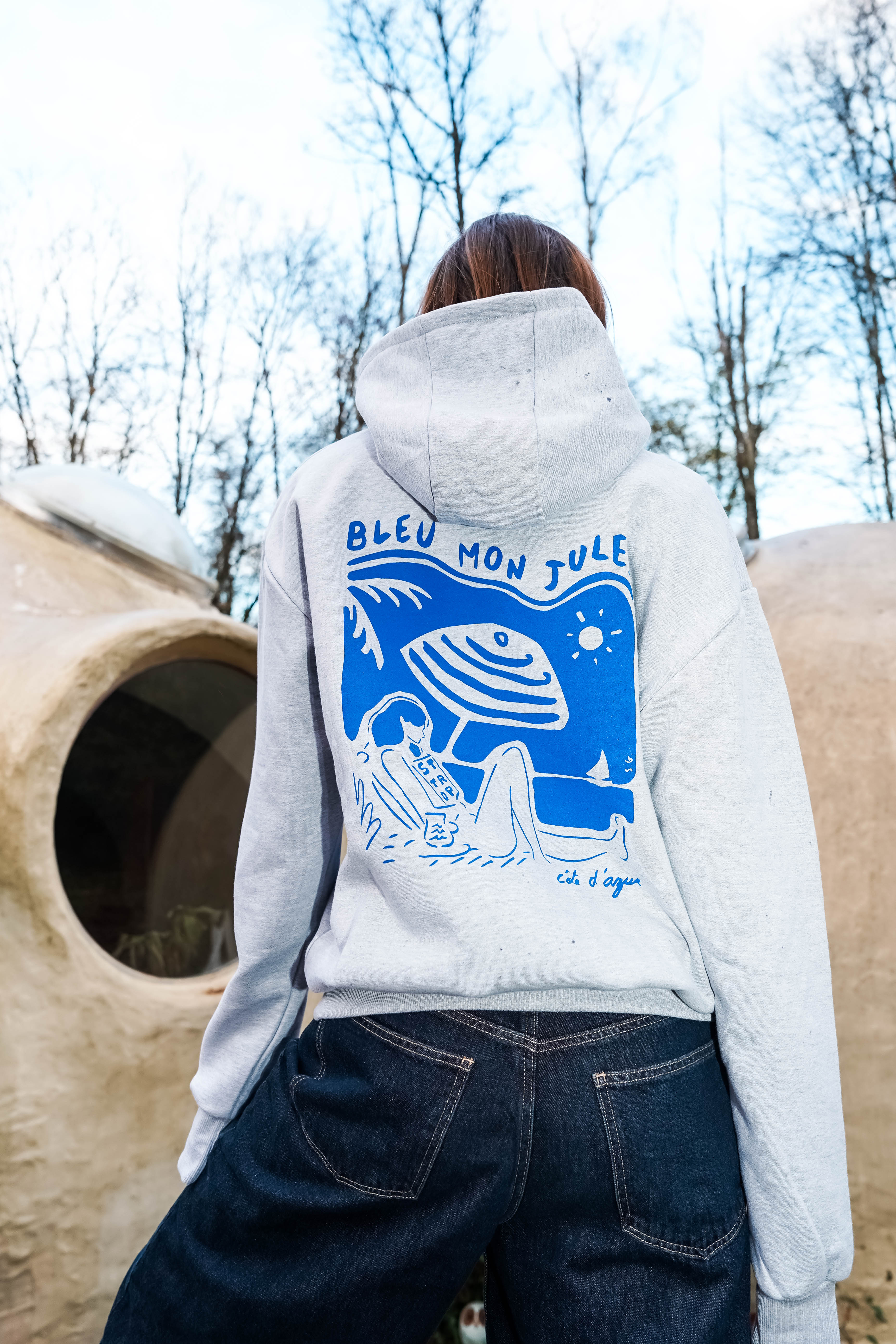 Sweat à capuche gris Bulle d'eau porté par un modèle femme de dos