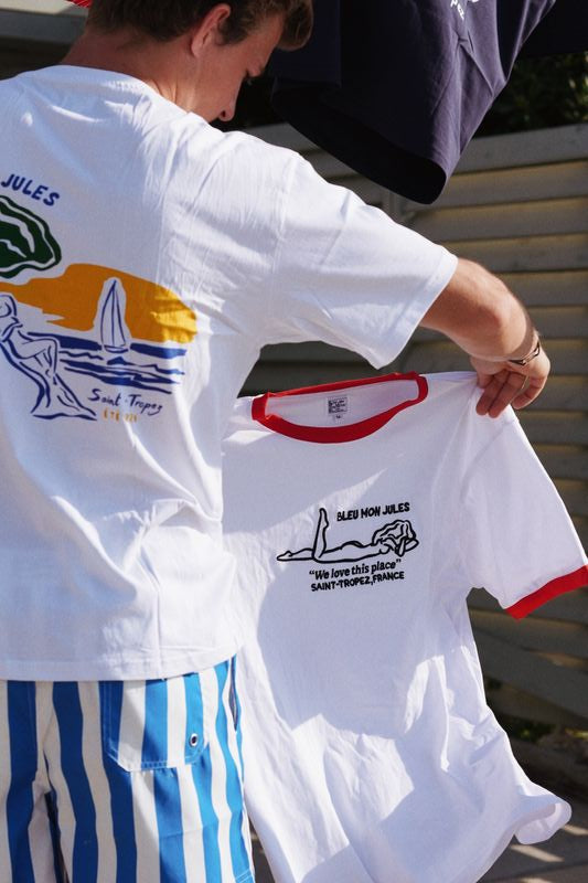 T-shirt blanc coton Saint-Tropez avec pin parasol, voilier et soleil doré, collection Bleu mon Jules