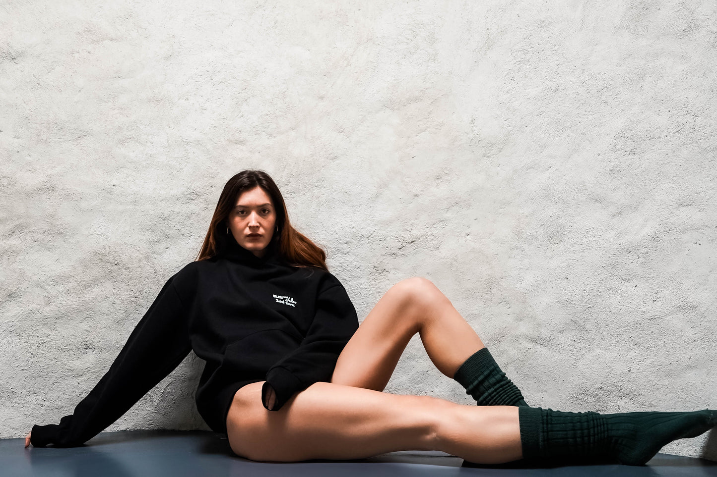 Sweat à capuche noir Java Bleu porté par un modèle femme