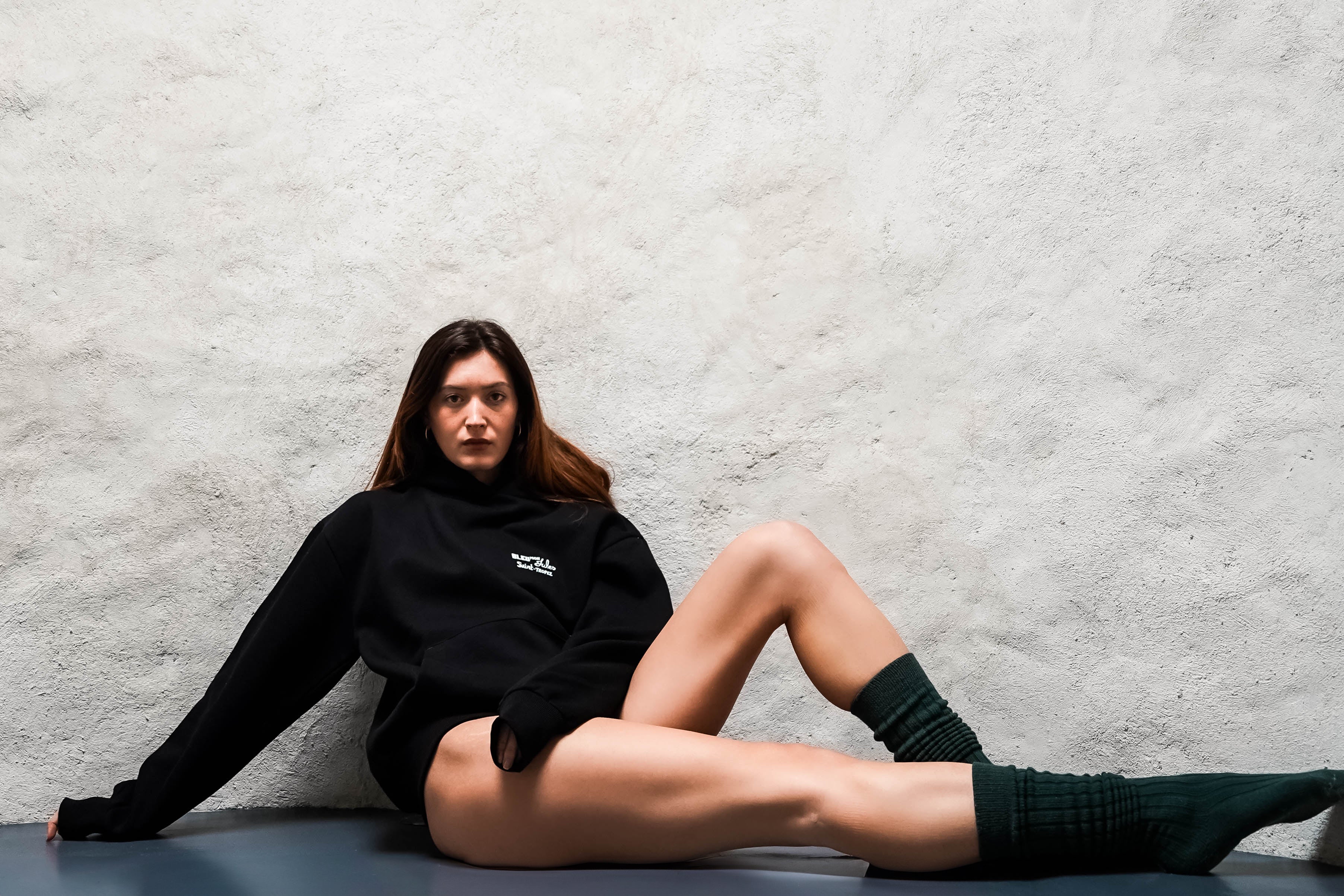 Sweat à capuche noir Java Bleu porté par un modèle femme