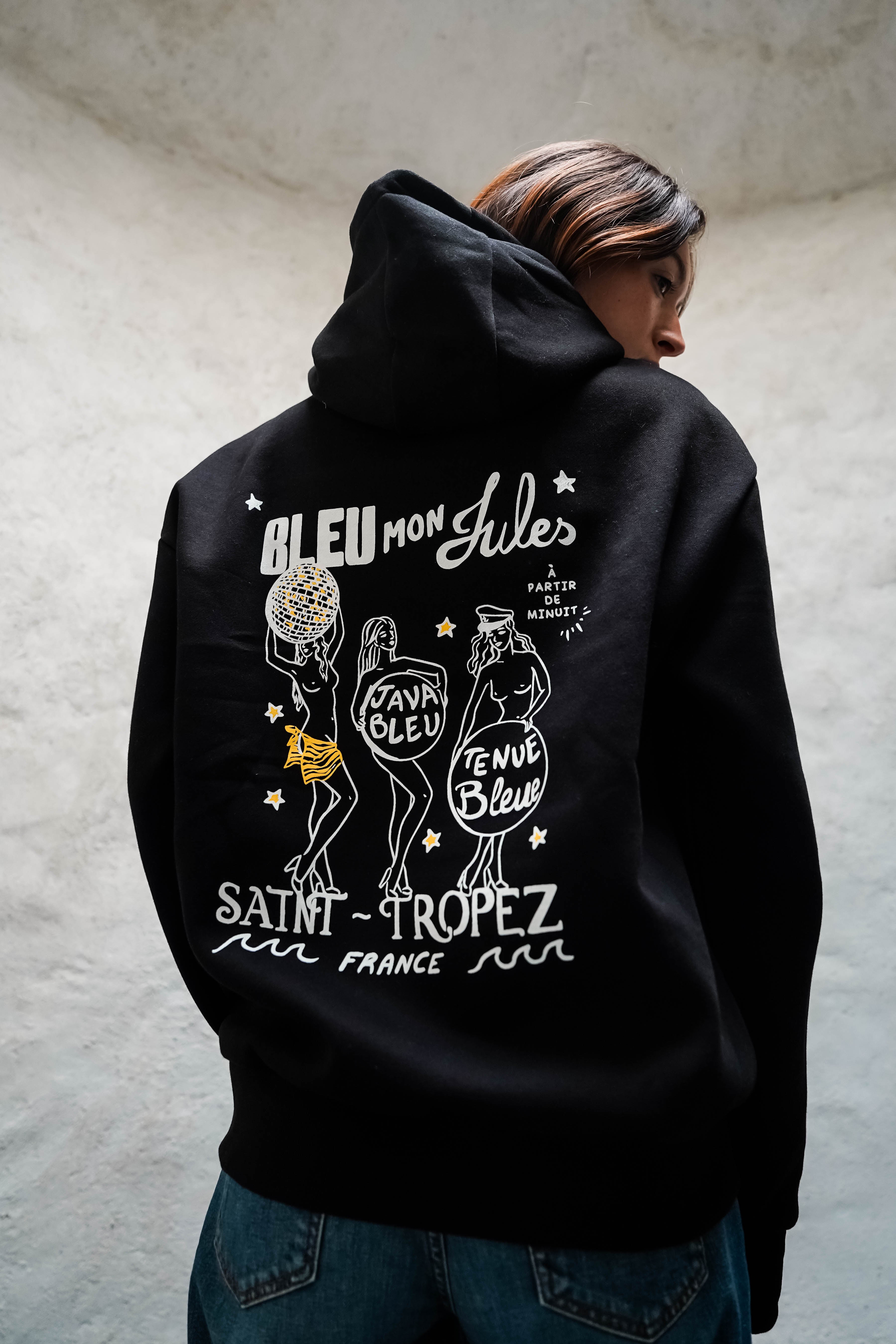 Sweat à capuche noir Java Bleu porté par un modèle femme de dos