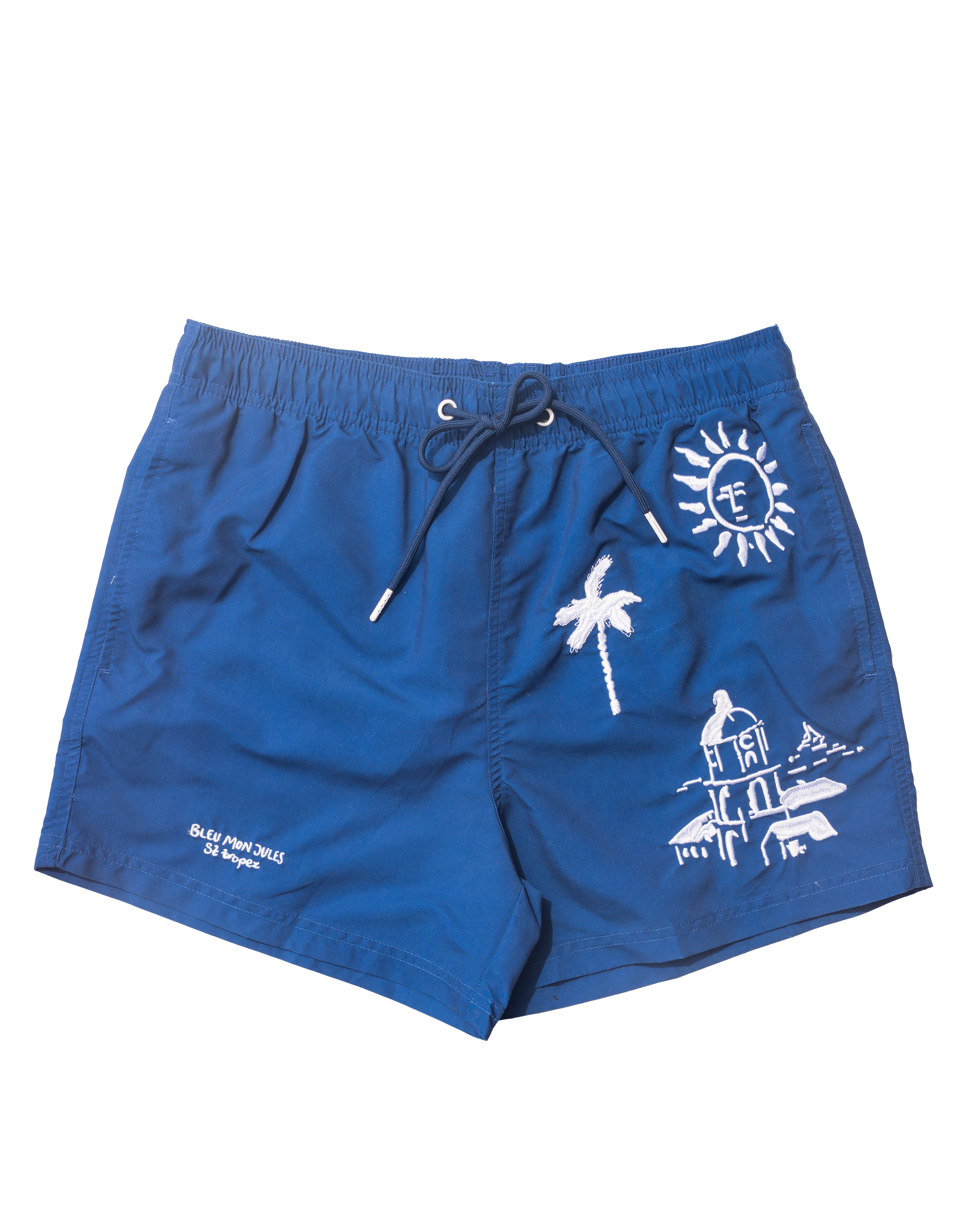 Maillot de bain bleu avec broderies blanches Short de bain bleu orné de broderies florales blanches, esprit plage et liberté sous le soleil.