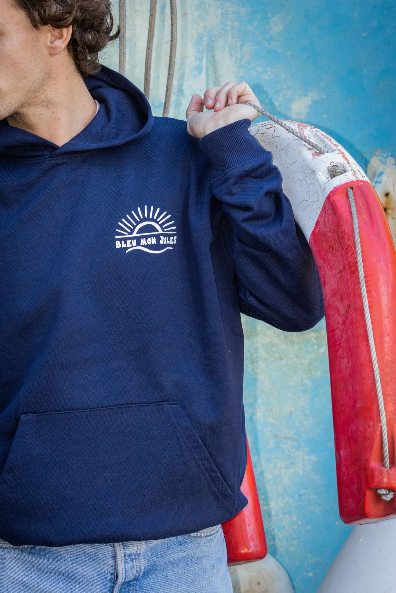 Sweat à capuche bleu Club Mer porté par un modèle homme