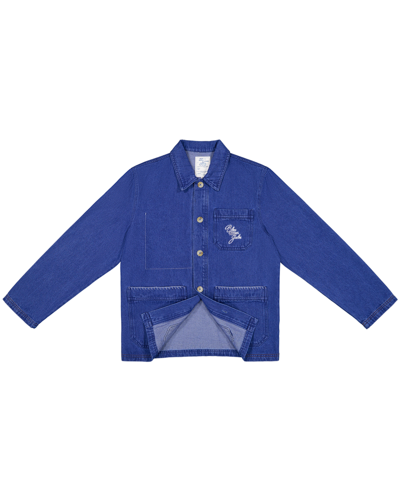 Veste en denim bleu indigo avec poches plaquées, col chemise et boutons apparents, coupe oversize décontractée
