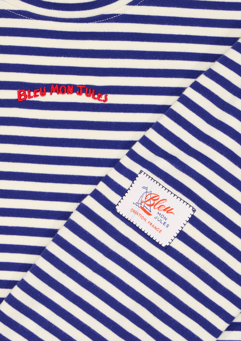Détail marinière Bleu mon Jules, broderie rouge "Bleu Mon Jules" et étiquette tissée au voilier sur la manche