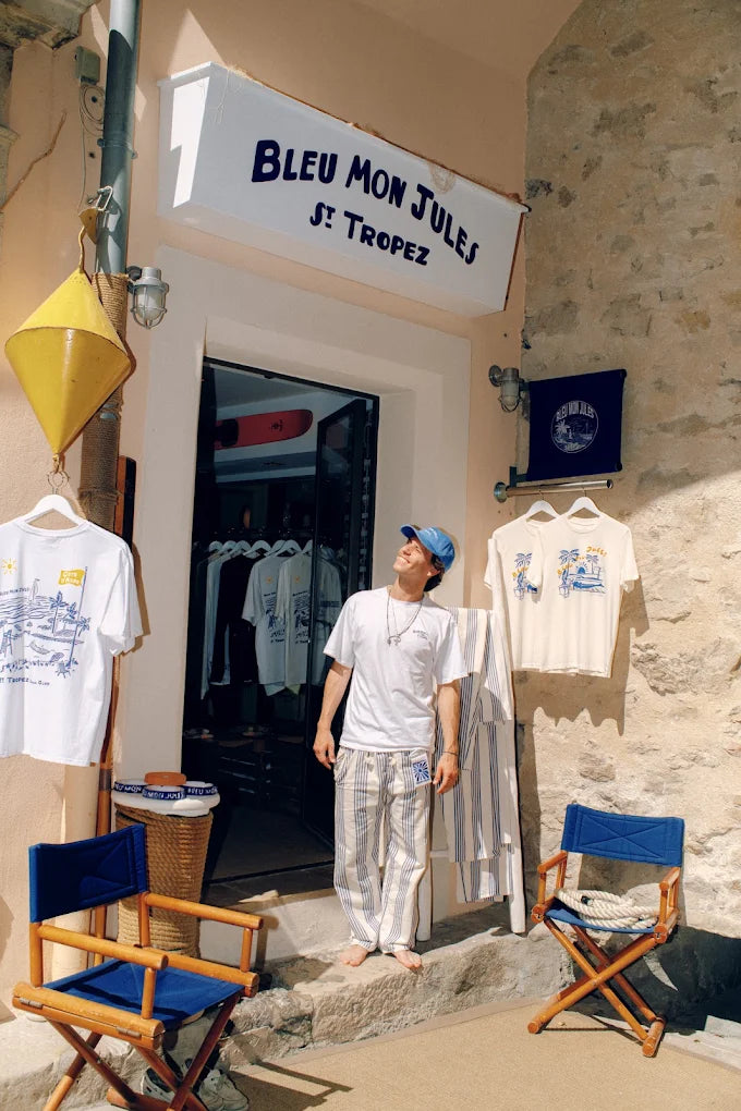 Comment porter un pantalon à rayures bleu ciel cet été