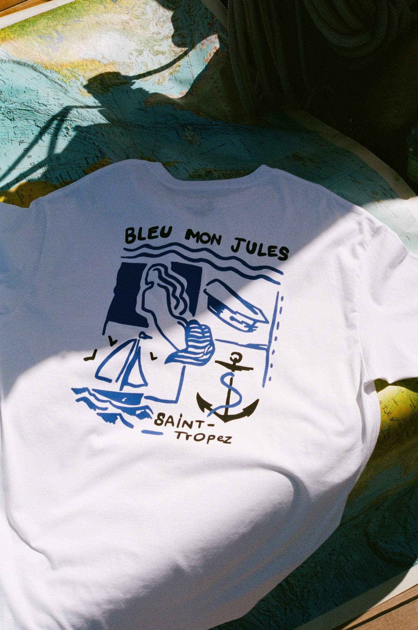 T-shirt blanc Carré Bleu avec illustration Saint-Tropez, voilier, ancre et silhouette aux cheveux ondulants dessinés à main levée