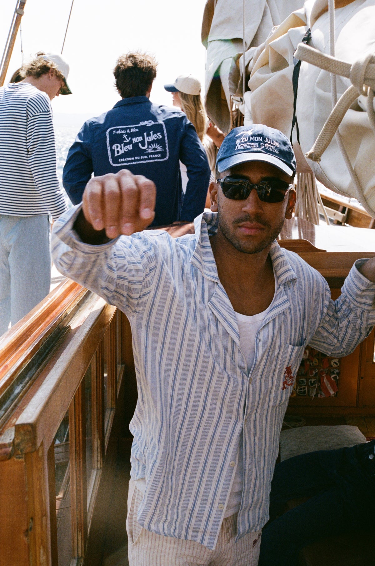 Chemise lin rayée bleu blanc col ouvert sur un bateau, poche brodée Bleu mon Jules, manches retroussées
