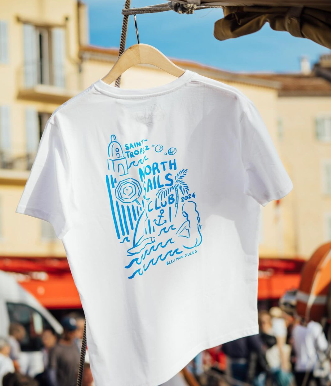 T-shirt blanc avec design bleu Saint Tropez North Sails Club 2024, voilier et marin, style nautique été