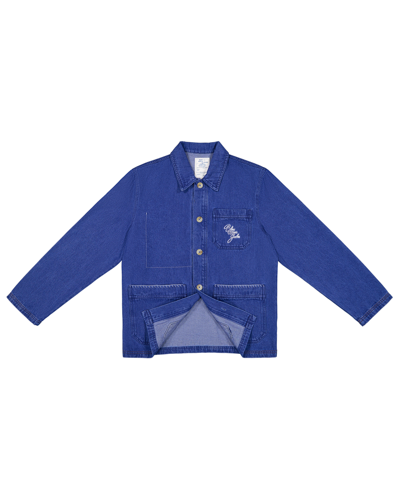 Veste en denim bleu indigo avec poches plaquées, col chemise et boutons apparents, coupe oversize décontractée