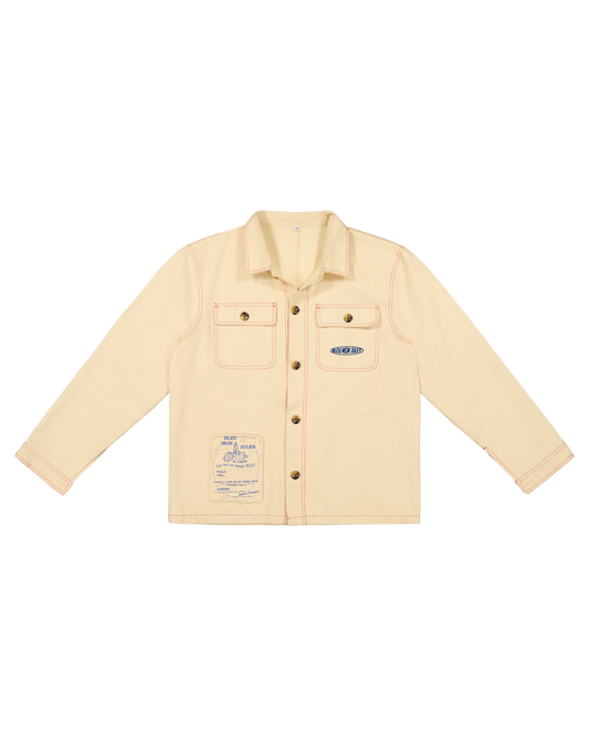 Veste chemise beige coton avec poches plaquées, coutures contrastantes et patch logo bleu, coupe décontractée et intemporelle