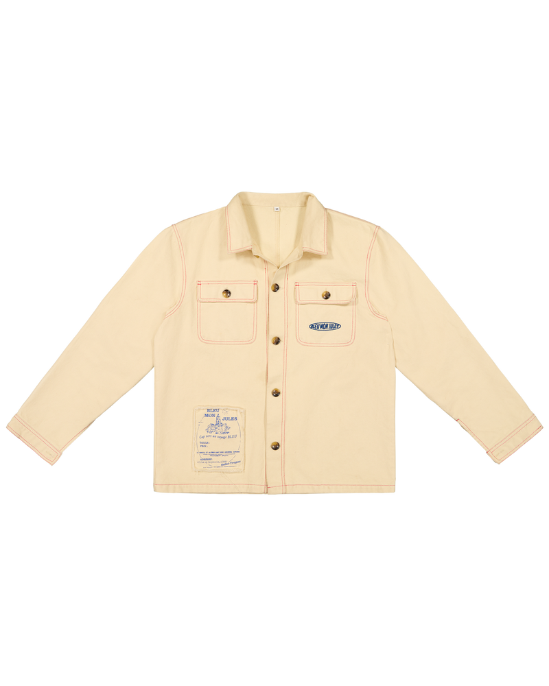 Veste chemise beige coton avec poches plaquées, coutures contrastantes et patch logo bleu, coupe décontractée et intemporelle