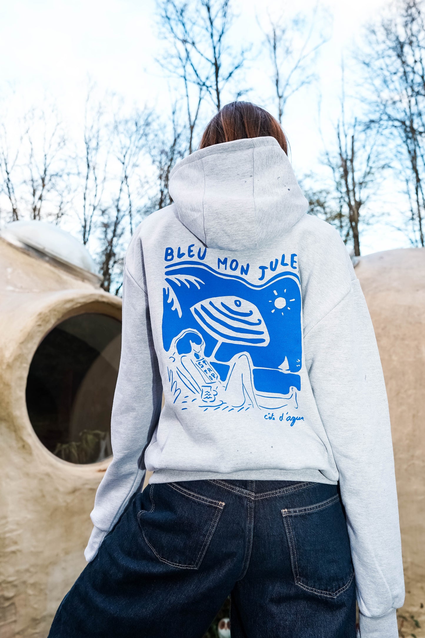 Sweat à capuche gris Bulle d'eau porté par un modèle femme de dos