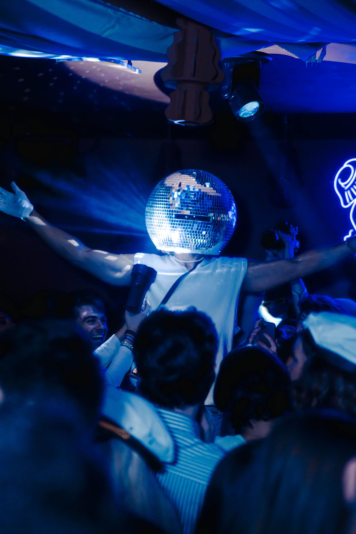 Jules portant une boule Disco– Galerie Java Bleu Bleu Mon Jules