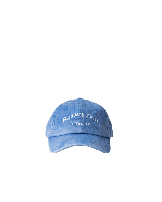 Casquette bleue délavée Bleu mon Jules – vue de face Casquette en coton bleu ciel effet délavé, broderie blanche “Bleu mon Jules”, esprit bord de mer et soleil du Sud.