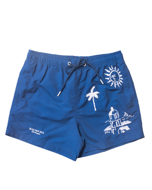 Maillot de bain bleu avec broderies blanches Short de bain bleu orné de broderies florales blanches, esprit plage et liberté sous le soleil.