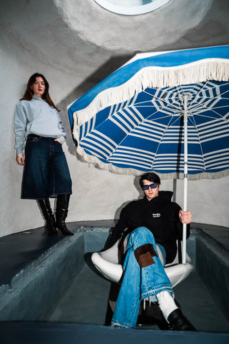 Sweat à capuche noir Java Bleu porté par un modèle homme