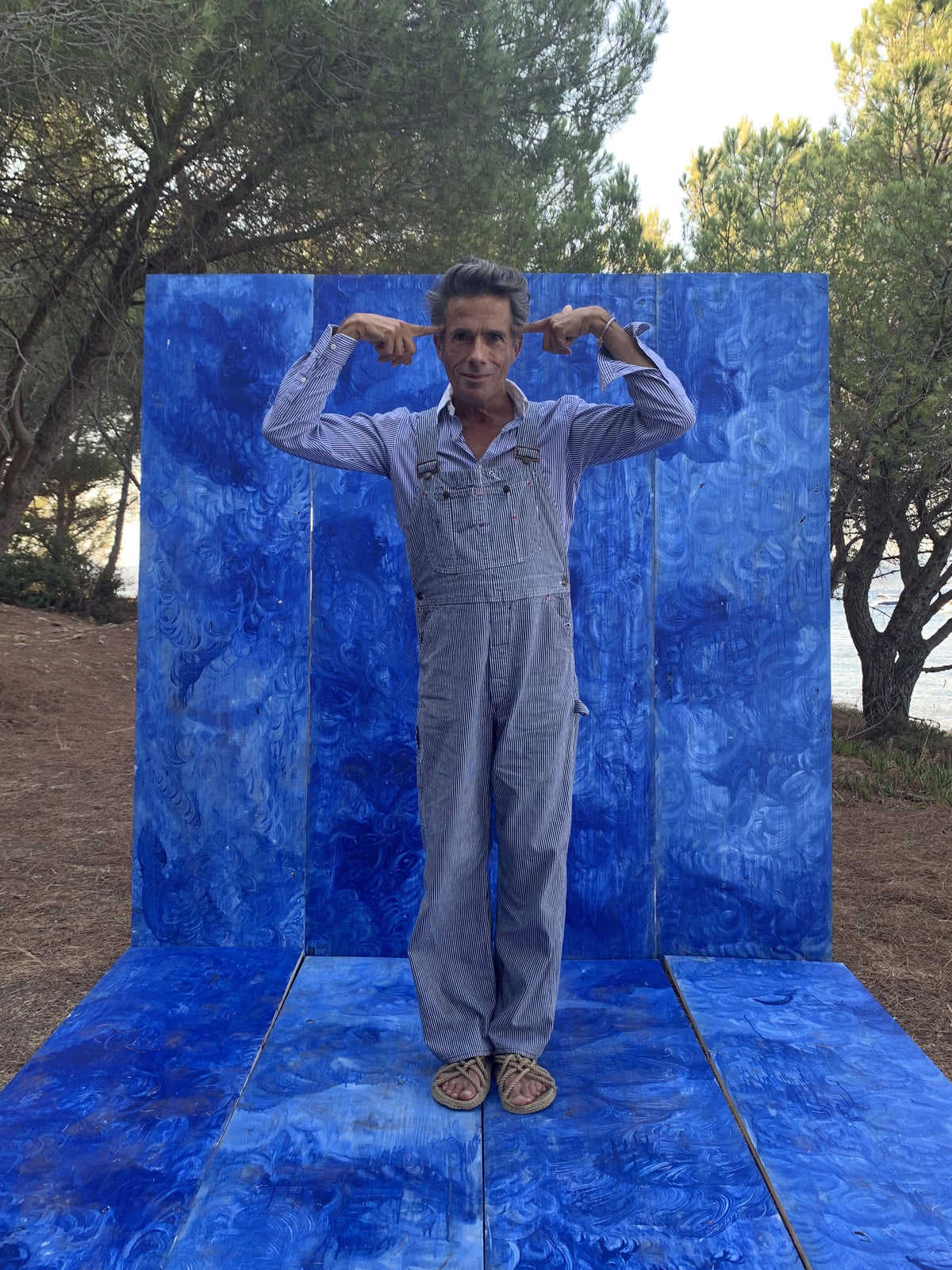 Homme sur un fond bleu - Bleu Mon Jules