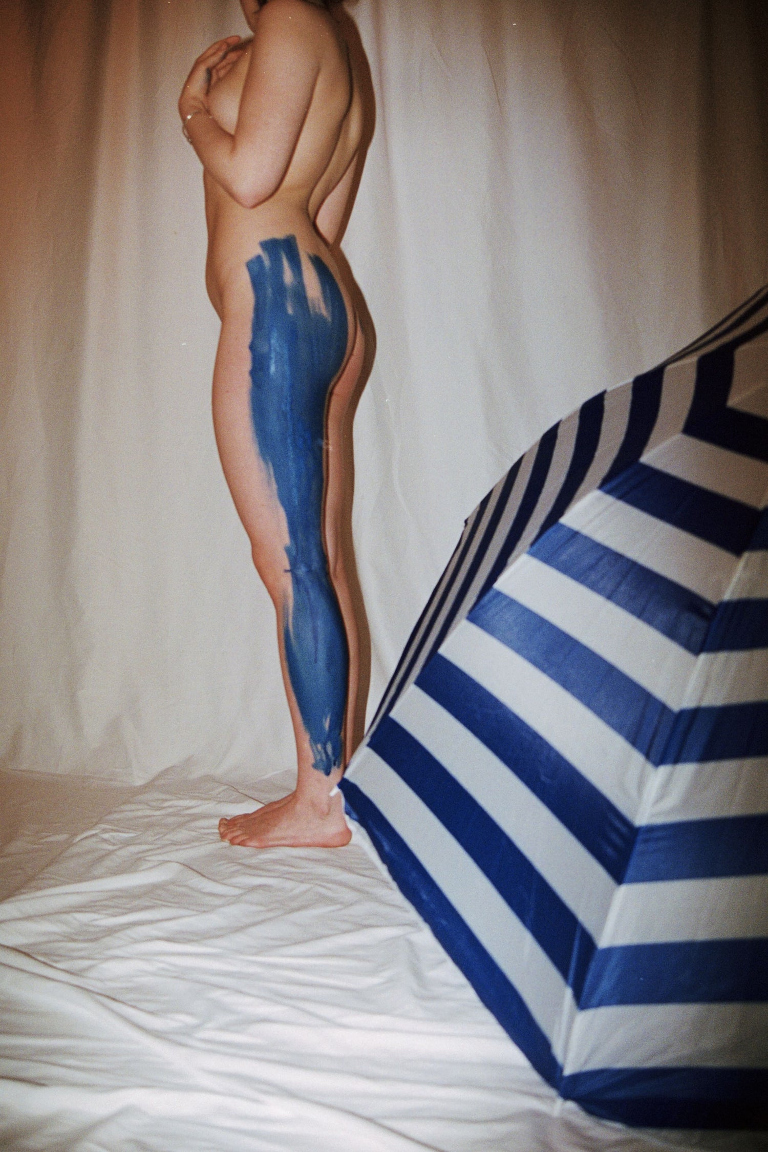 Femme nu avec peinture bleu - Bleu Mon Jules 