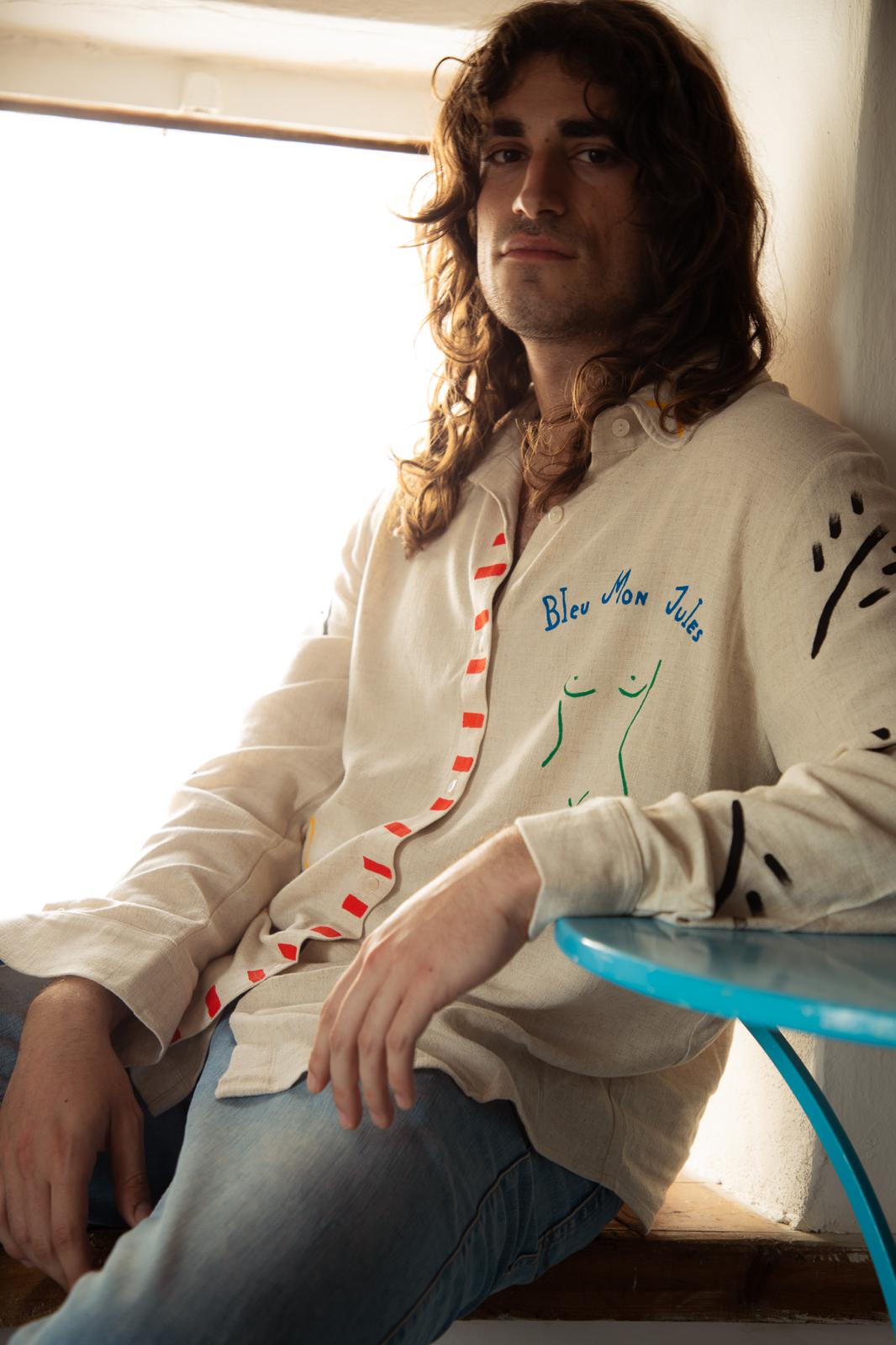 Chemise Pélion portée par un homme vu de côté – Galerie Vêtements portés Bleu Mon Jules
