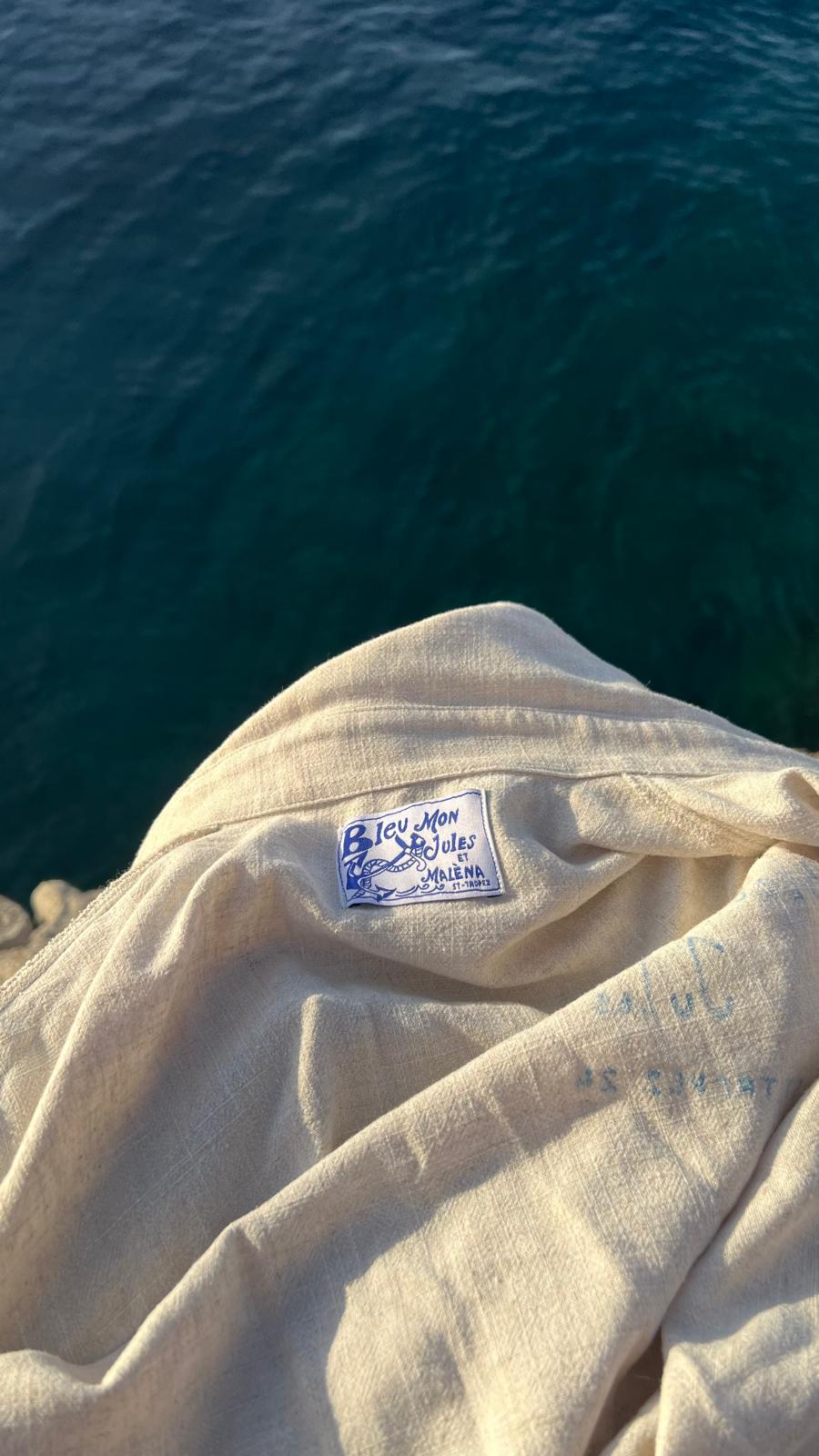 Chemise Pélion Bleue Mon Jules avec la mer bleu en fond