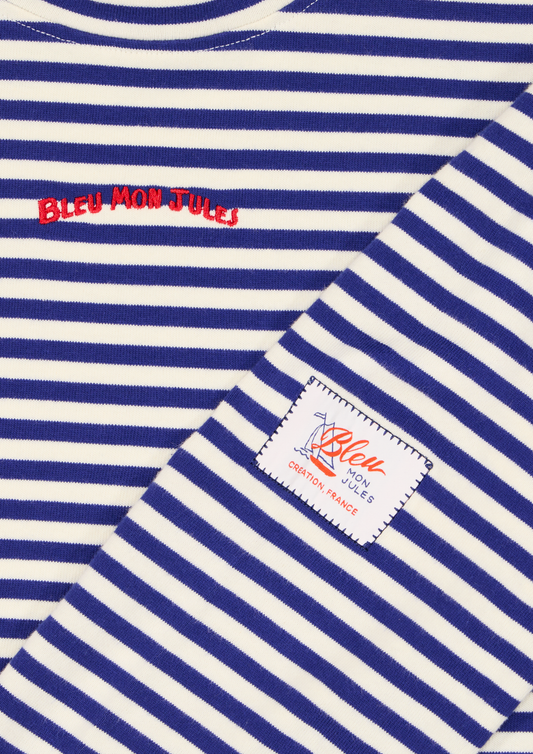 Détail marinière Bleu mon Jules, broderie rouge "Bleu Mon Jules" et étiquette tissée au voilier sur la manche