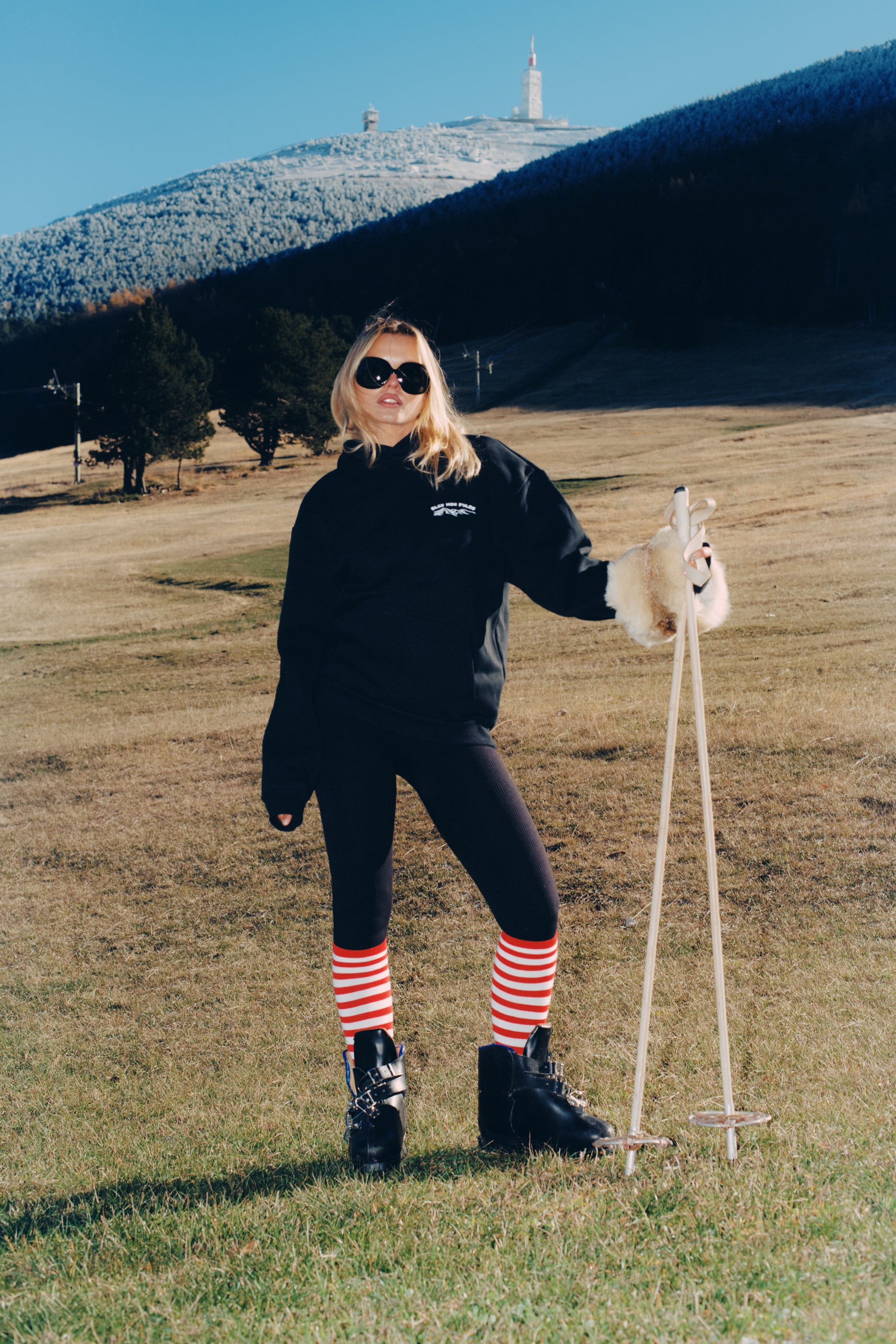 Sweat Mont Bleu Bleu mon Jules porté avec équipements de ski, shooting outdoor esprit hiver alpin, style décontracté et rétro.