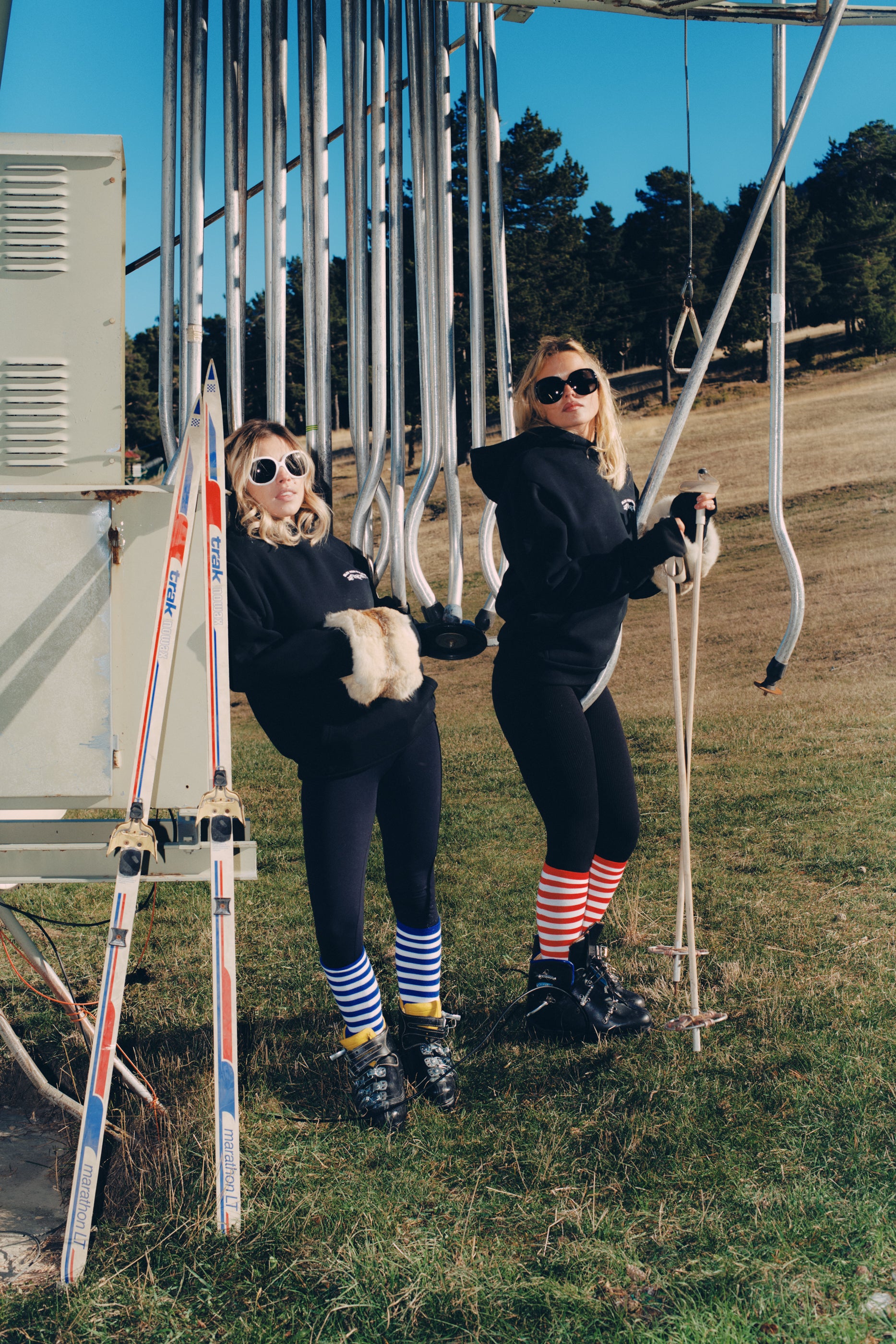 Sweat Mont Bleu Bleu mon Jules porté par deux modèles, look montagne et ski rétro, shooting authentique en extérieur.