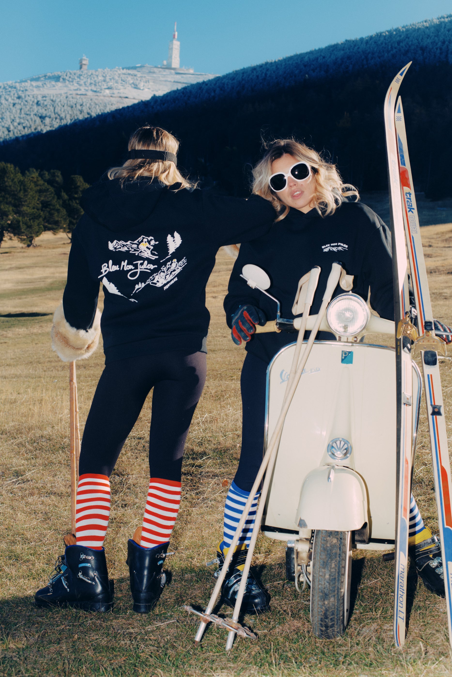 Sweat Mont Bleu Bleu mon Jules porté en extérieur, ambiance station de ski vintage, look rétro inspiré du Mont Ventoux.