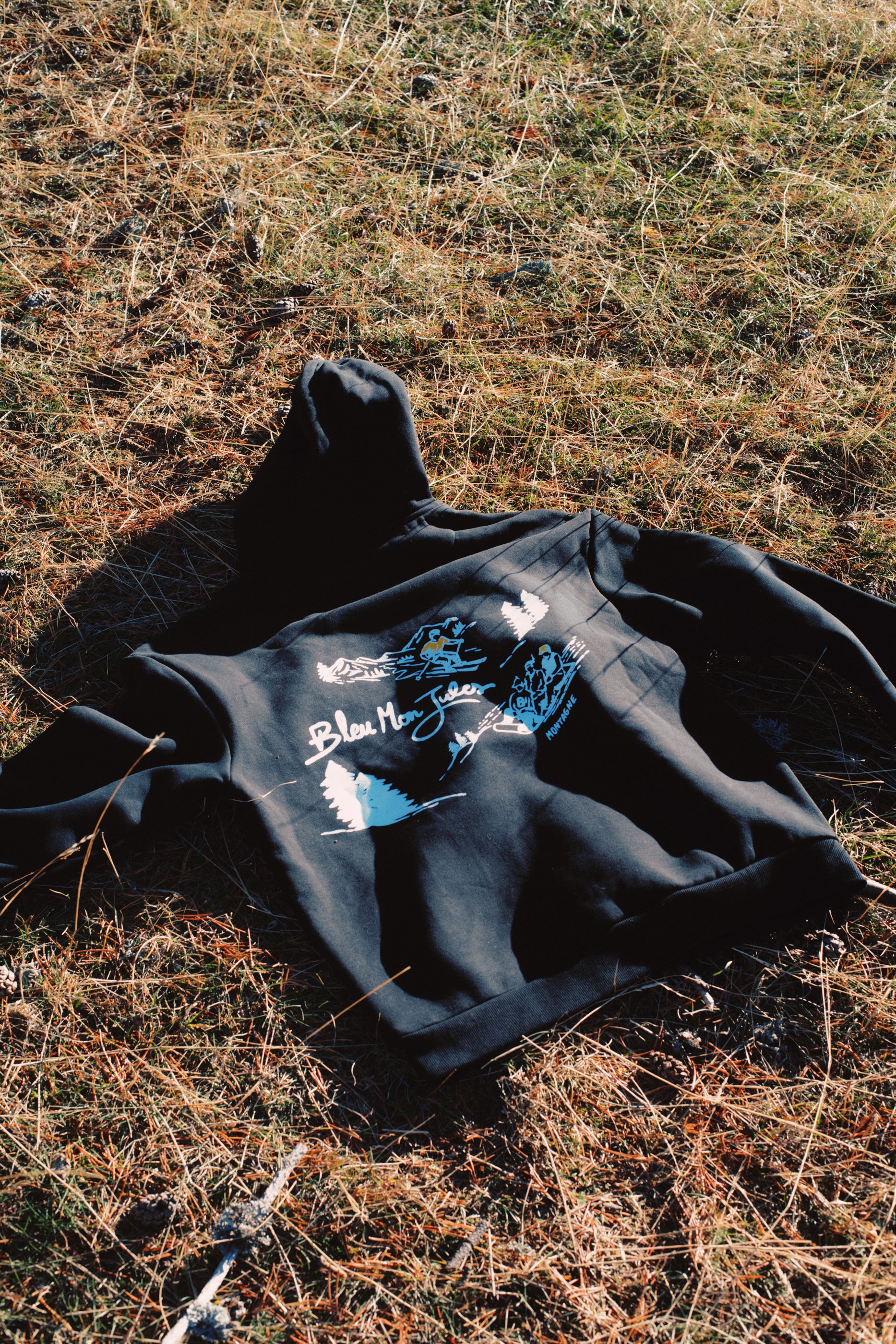 Sweat Mont Bleu Bleu mon Jules posé dans la nature, texture coton épais, ambiance montagne et hiver authentique.