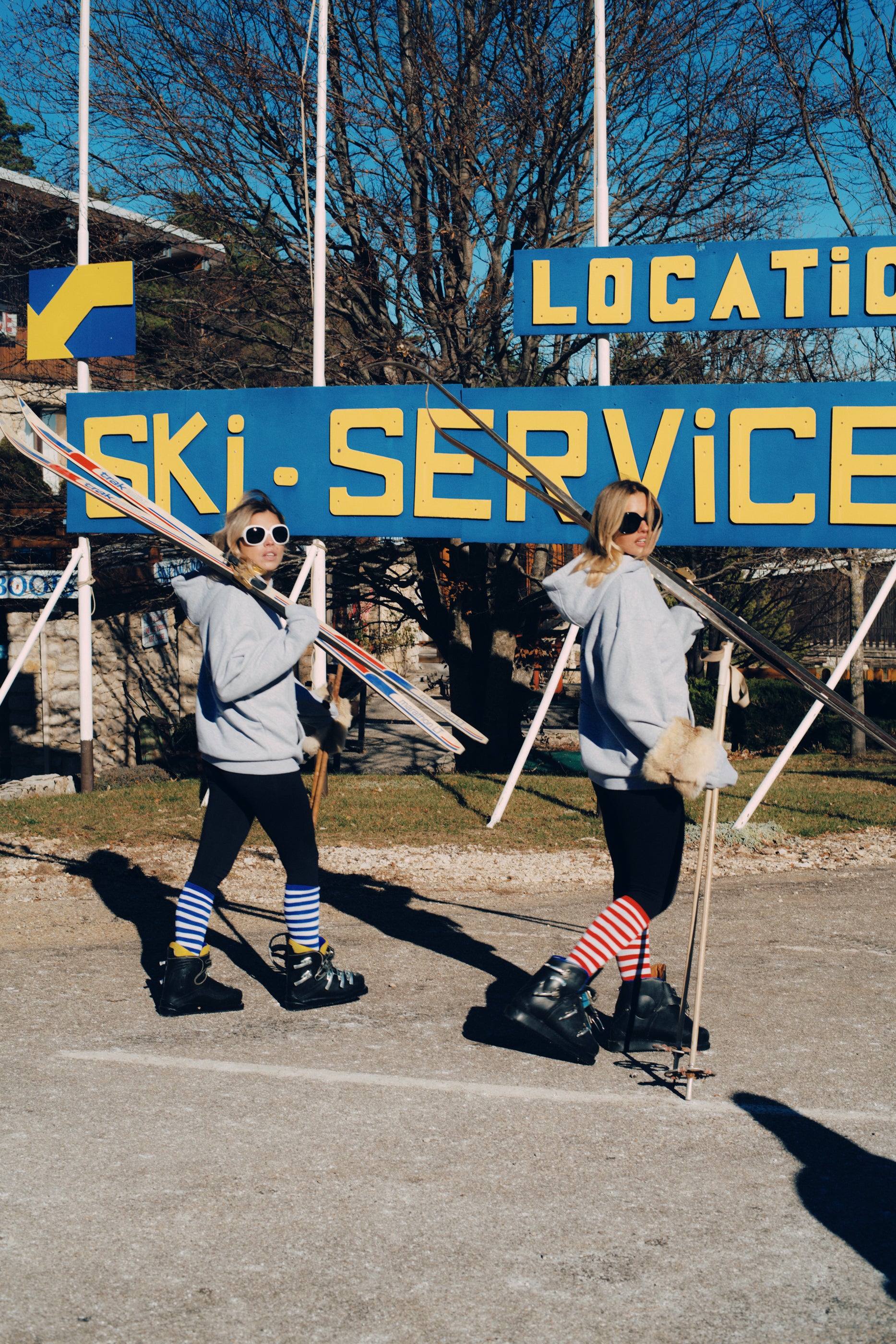 Sweat à capuche « Too Schuss » Bleu mon Jules en situation, style sport d’hiver, couleurs douces et ambiance ski rétro.