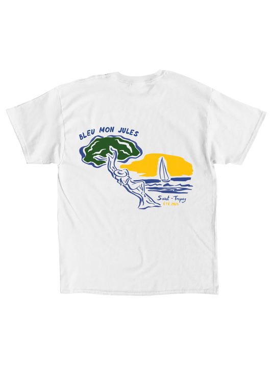 Dos t-shirt blanc Bleu mon Jules, illustration pin parasol, silhouette, voilier et coucher de soleil jaune, Saint-Tropez Été 2026