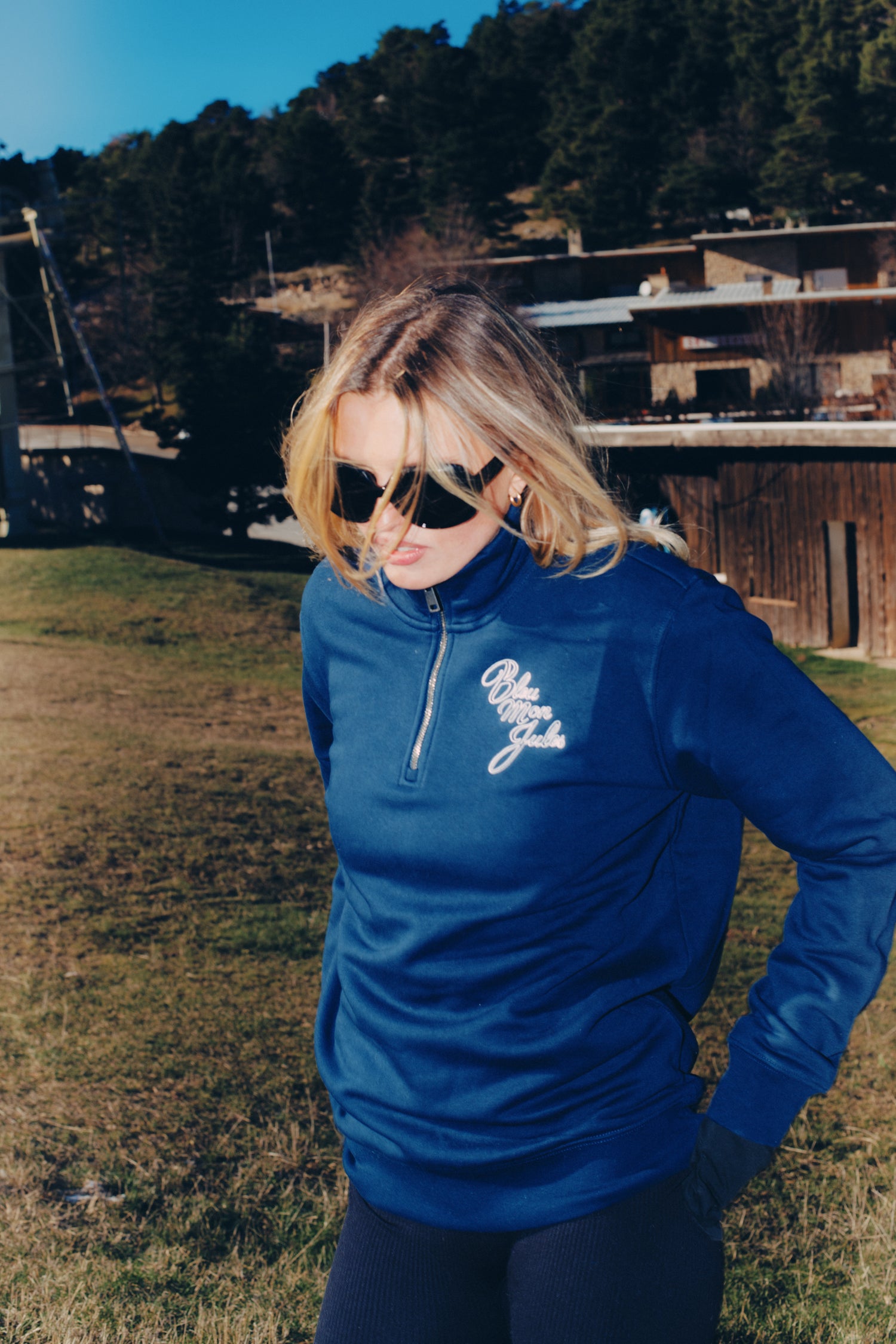 Sweat Ventoux Bleu mon Jules porté en extérieur, look chic sportif, couleur bleu marine, ambiance montagne pré-saison