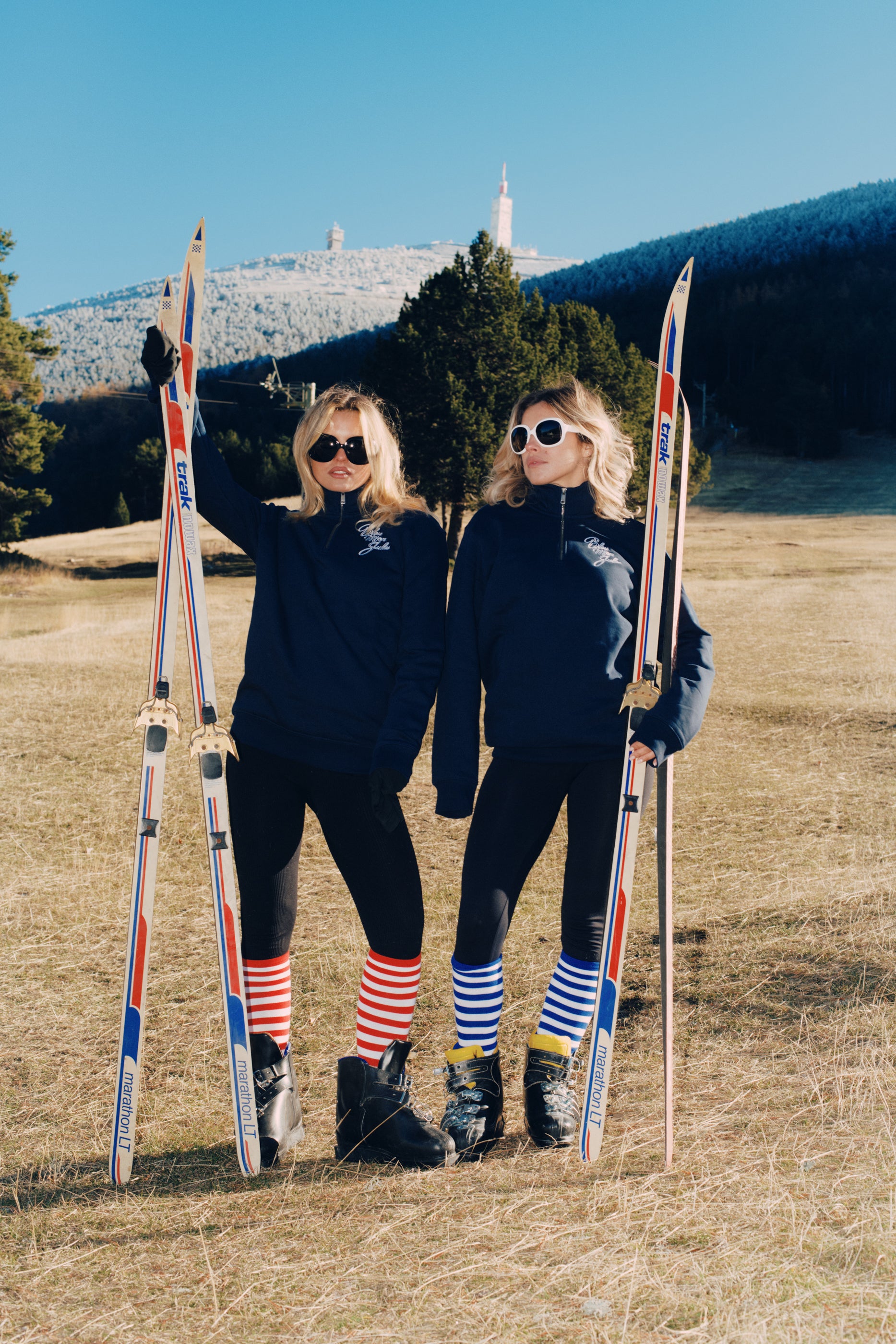 Sweat Ventoux Bleu mon Jules porté par deux modèles, style chic sportif, shooting en montagne, teinte bleu marine