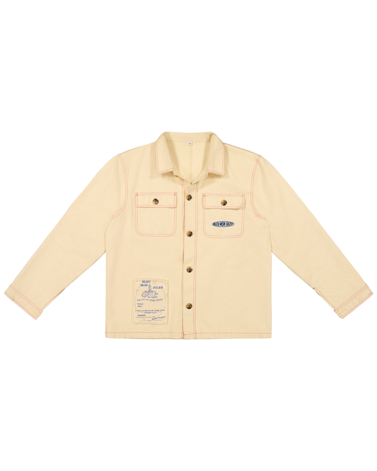 Veste chemise beige coton avec poches plaquées, coutures contrastantes et patch logo bleu, coupe décontractée et intemporelle